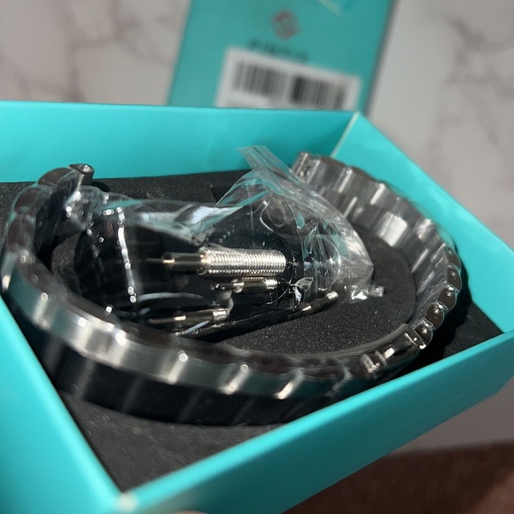 NIB Fitbit Stainless Steel Band Compatible for Fitbit sense & Versa 2,3,4 models - Picture 3 of 6